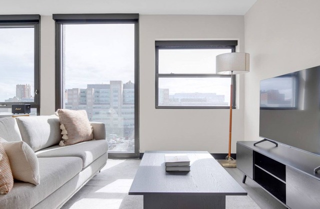Amazing Medical District 2BR w/ Gym & W/D, 1 block to L, by Blueground
