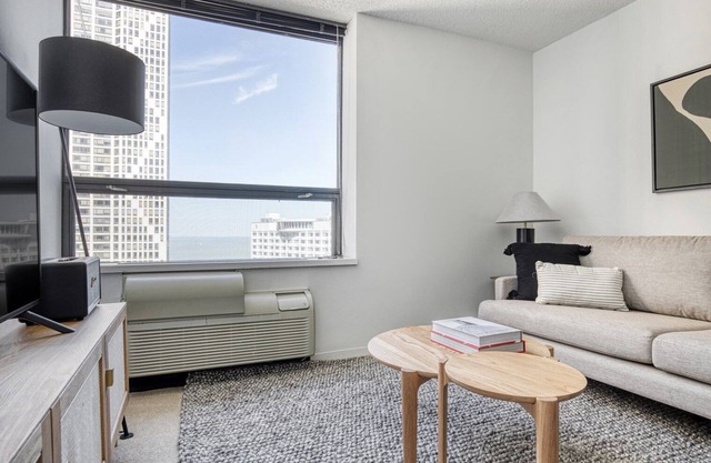 Amazing Streeterville 1BR w/Gym, Pool, walk to Navy Pier, by Blueground