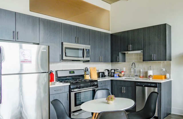 Beautiful 2/2 apartment on Michigan avenue