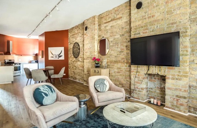 BEAUTIFULLY remodeled flat downtown - Sleeps 10!