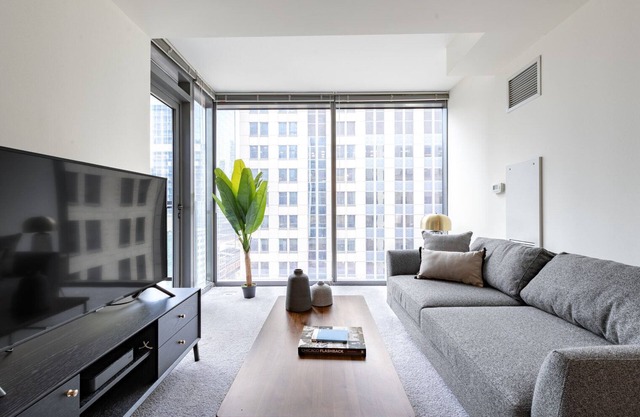 Bright Loop 1BR w/Gym, Pool, nr. Financial District, by Blueground