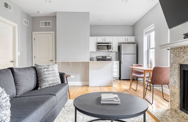 Chic Lakeview 2BR w/ W/D & Pool, 3 blocks to Lakefront, by Blueground