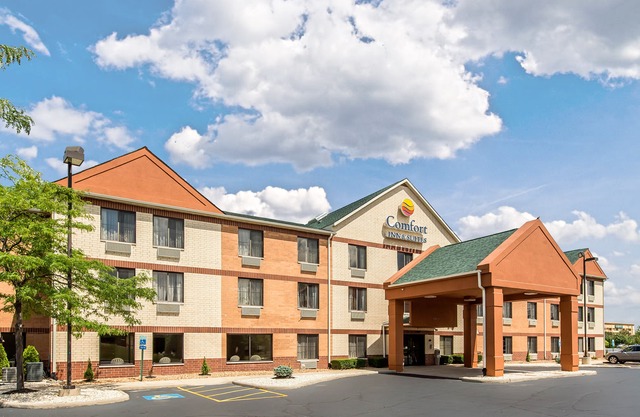 Comfort Inn & Suites Near Tinley Park Amphitheater