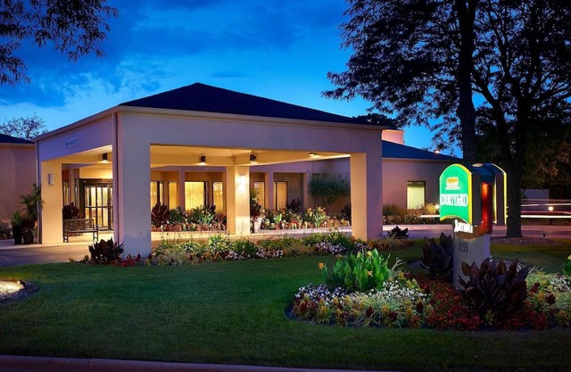 Courtyard by Marriott Chicago Naperville