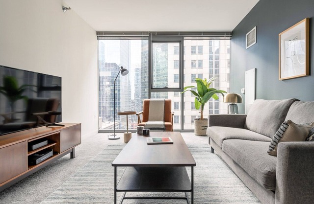Crisp Loop 1BR w/Pool, Gym, near Theatre District, by Blueground