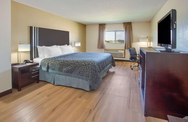 Days Inn by Wyndham Le Roy Bloomington Southeast