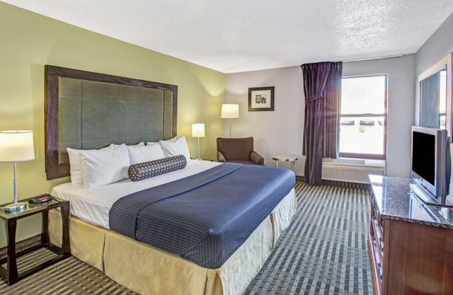 Days Inn by Wyndham Great Lakes N Chicago