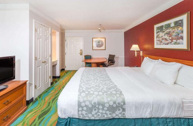 Days Inn & Suites by Wyndham Arlington Heights