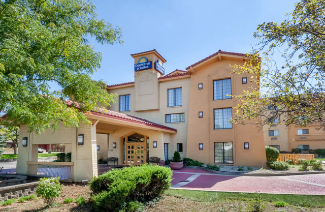 Days Inn & Suites by Wyndham Arlington Heights