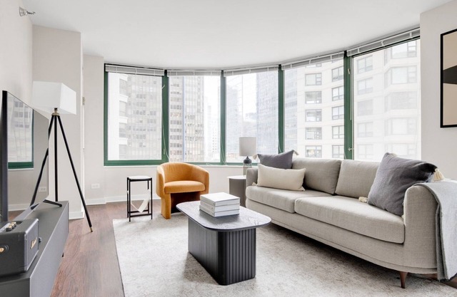 Deluxe Streeterville 1BR w/Gym & Pool, close to Beach, by Blueground