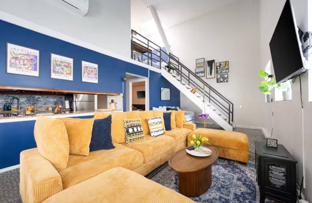DOWNTOWN PENTHOUSE Vintage Loft #6 2bd/1.5ba +private balcony & gym