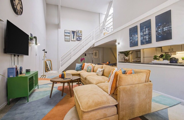 DOWNTOWN PENTHOUSE Vintage Loft #4 +private balcony & gym