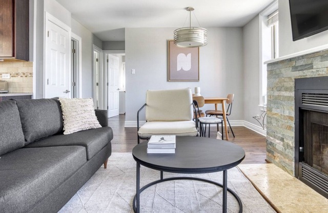 Dreamy Lakeview 2BR w/ Patio, W/D, walk to Wrigley Field, by Blueground