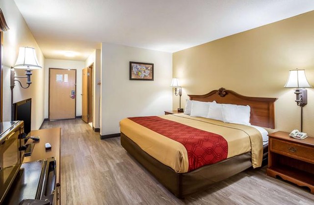 Econo Lodge Inn & Suites Fairview Heights