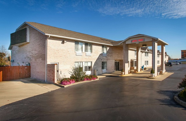 Econo Lodge Inn & Suites