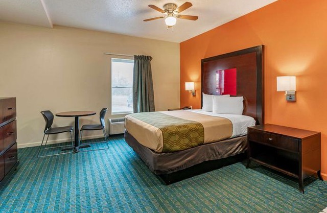 Econo Lodge Inn & Suites Granite City
