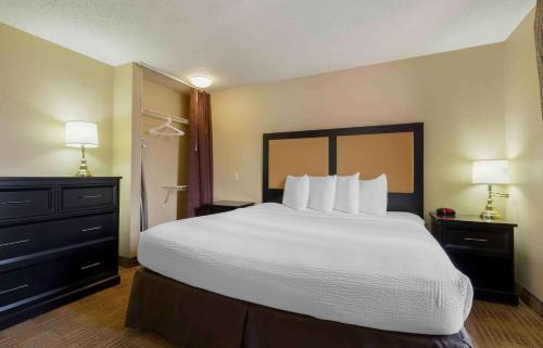 Stay America Suites Rockford State Street 