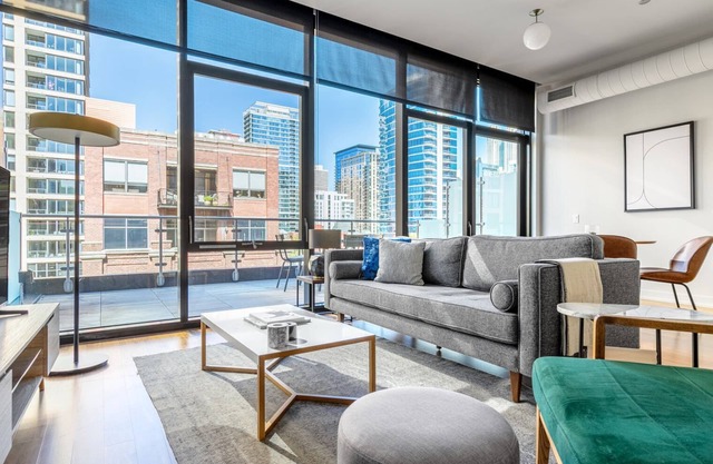 Generous River North 3BR w/Gym, Rooftop, walk to L & Park, by Blueground (ID #CHI324)