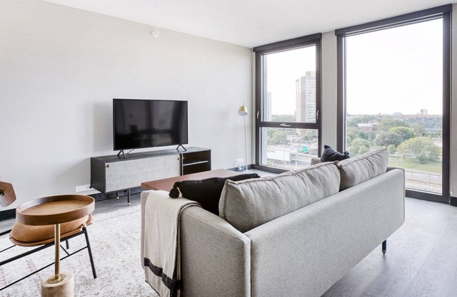 Gorgeous Medical District 1BR w/ Gym + W/D, 1 block to L, by Blueground