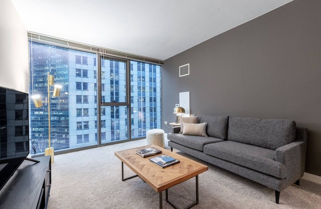 Hip Loop 1BR w/Gym, Pool, W/D, nr. Financial District, by Blueground