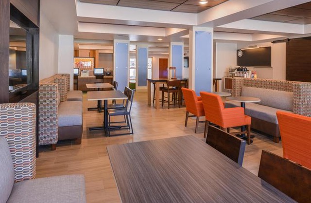 Holiday Inn Express Hotel & Suites Urbana-Champaign-U of I Area