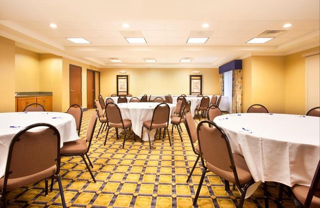 Holiday Inn Express Hotel & Suites Chicago South Lansing