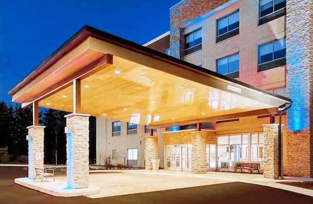 Holiday Inn Express & Suites Chicago North Shore - Niles, an IHG Hotel