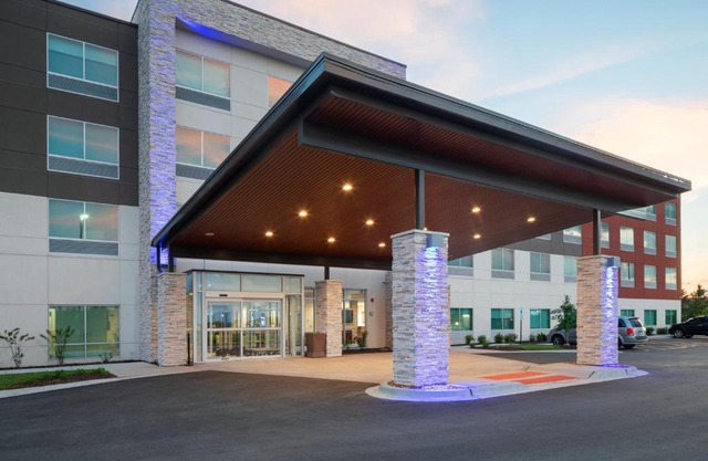Holiday Inn Express Suites Bourbonnais East Bradley 