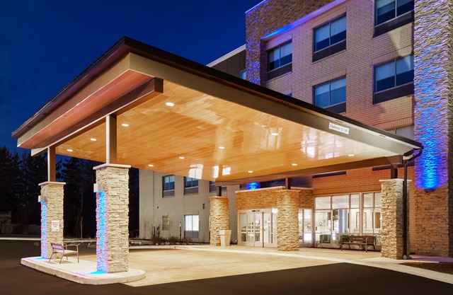 Holiday Inn Express & Suites Chicago North Shore - Niles, an Ihg Hotel