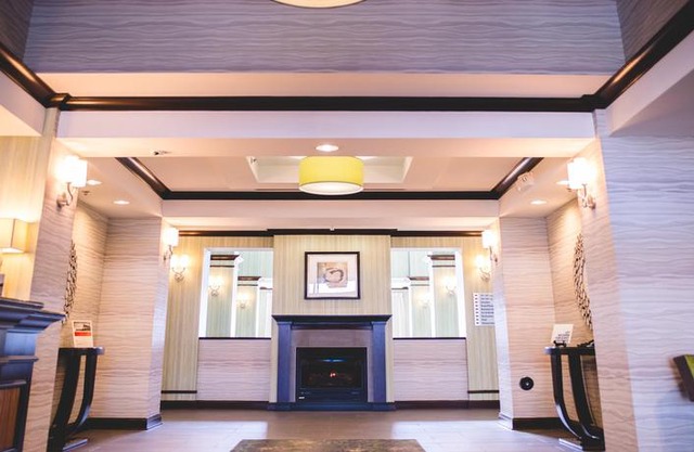 Holiday Inn Express & Suites Morton Peoria Area
