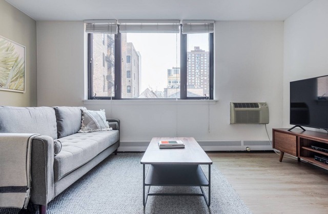 Ideal Gold Coast Studio near the L & Oak Street Beach, by Blueground