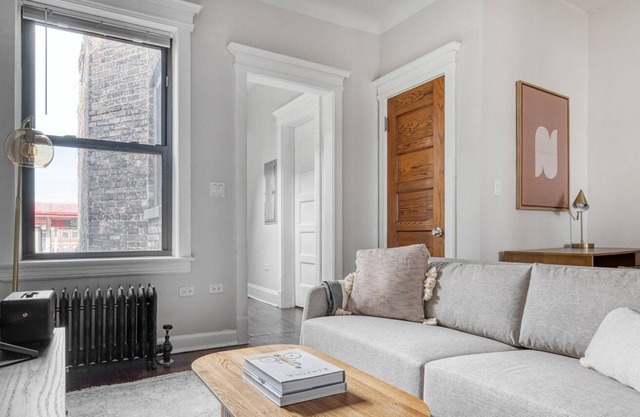 Ideal Lakeview 2BR near Wrigley Field, 1 block to Red Line, by Blueground