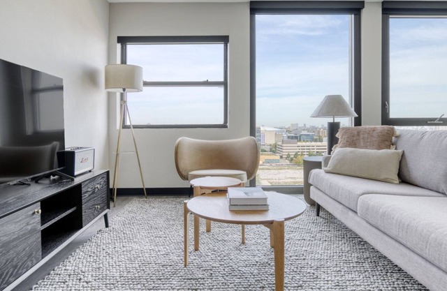 Ideal Medical District 1BR w/ Gym + W/D, 1 block to L, by Blueground