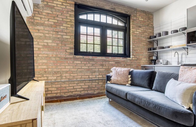 Ideal West Loop 1BR w/ Gym, W/D, near dining + Union Park, by Blueground