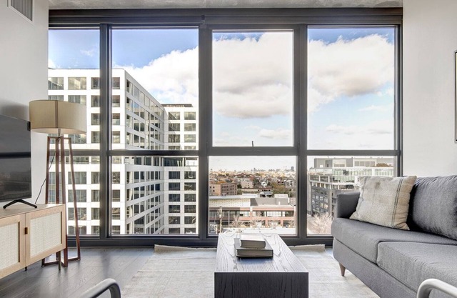 Ideal West Loop 1BR w/ Gym, Pool & Lounge, 2 blocks from L, by Blueground