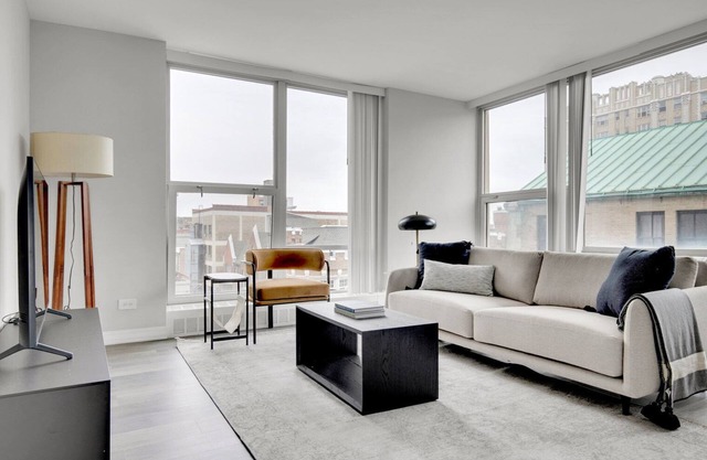 Luxe Edgewater Studio w/Gym, Deck & Lounge, 5 blocks to L, by Blueground