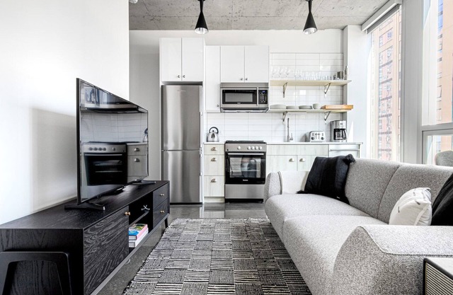 Mod River North 1BR w/Gym, Pool, near L stop & Beach, by Blueground