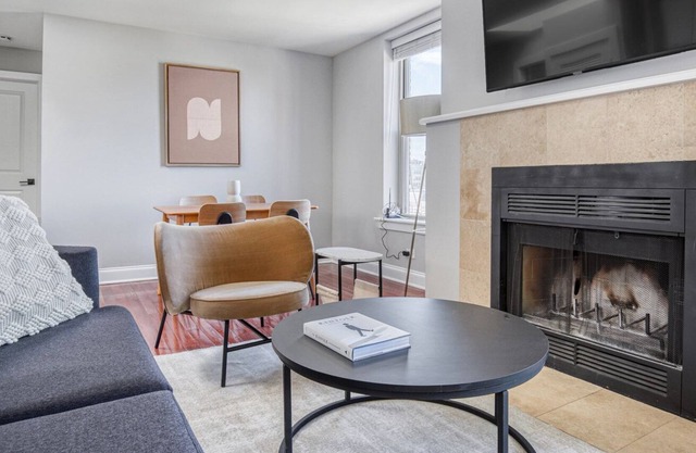 Modern Lakeview 2BR w/ Patio, W/D, walk to Wrigley Field, by Blueground
