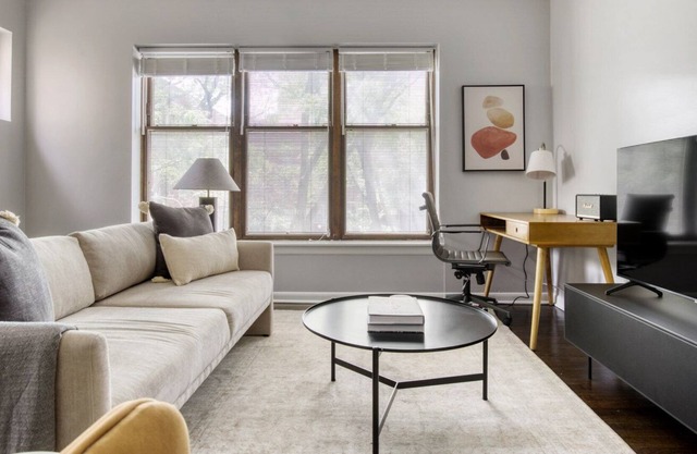 Premium Lakeview 3BR w/ W/D & BBQ, nr Belmont L, by Blueground