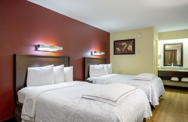 Red Roof Inn PLUS+ Chicago - Willowbrook