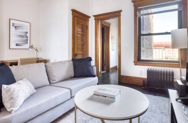 Sleek Lakeview 2BR near Wrigley Field, 1 block to Red Line, by Blueground
