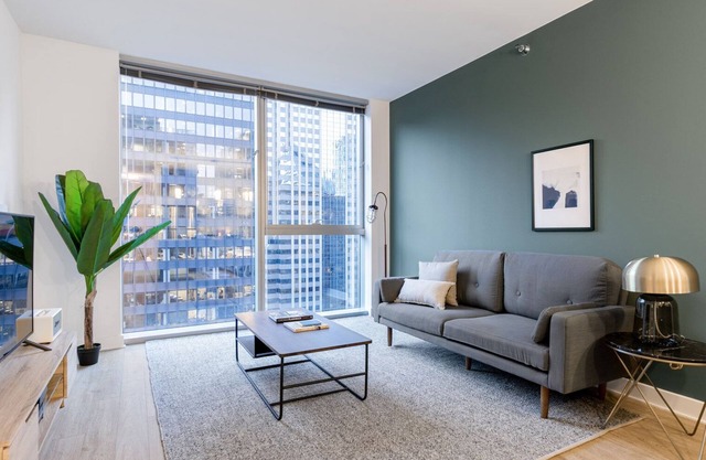 Sleek Loop 1BR w/Gym, Pool, W/D, nr. Millennium Park, by Blueground