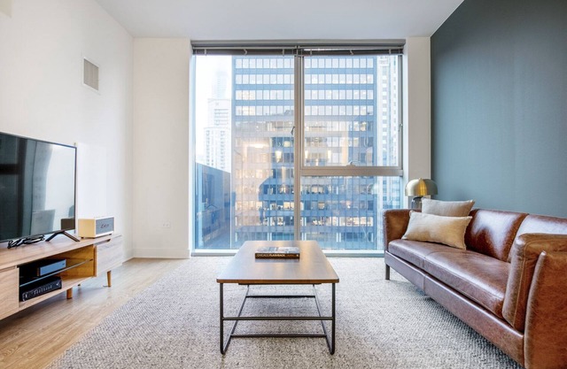 Smart Loop 1BR w/Gym, Pool, W/D, nr. Millennium Park, by Blueground