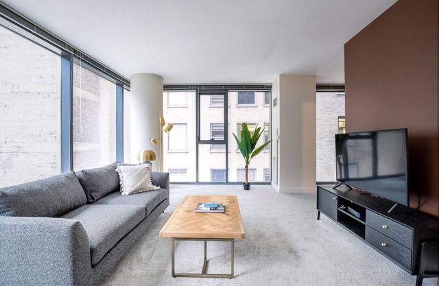 Smart Loop 1BR w/Gym, Pool, near Financial District, by Blueground