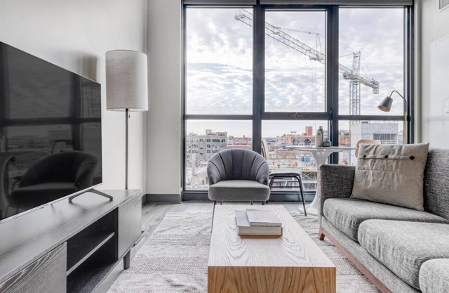 Sunny West Loop Studio w/ Gym & Pool, 2 blocks from L, by Blueground