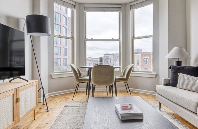 Trendy Lakeview 2BR w/ Patio, W/D, walk to Wrigley Field, by Blueground