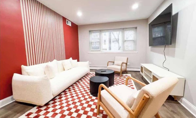 Lake View East Apartment | 1 GB Wi-Fi | Reserved Parking | Sleeps 4