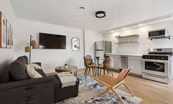 Ottawa Apartment | 163 m² Apartment ∙ 2 bedrooms ∙ 6 guests
