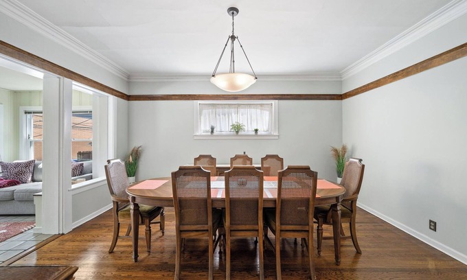Rogers Park Condo | 1910 Charming Historic Flat - Walk to Beach & Loyola!