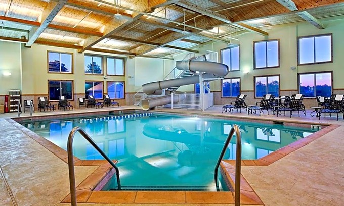 Galena Hotel | 2-Star Hotel ∙ Country Inn & Suites by Radisson, Galena, IL